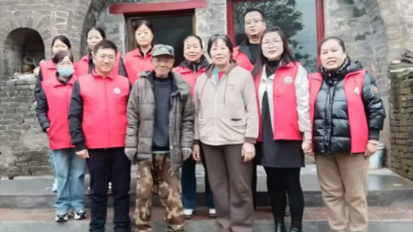 介休市敬老协会组织志愿者在义堂镇温家沟村入户82岁特困温二交老人家中为老人理发打扫室内外卫生做饭包饺子