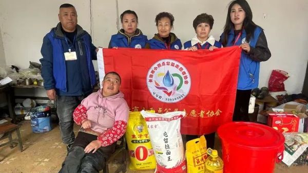 让爱蔓延----长治市小雨点公益志愿者协会来到壶关县晋庄镇固店村来看望因儿时打针导致双腿二级残疾的李玉霞