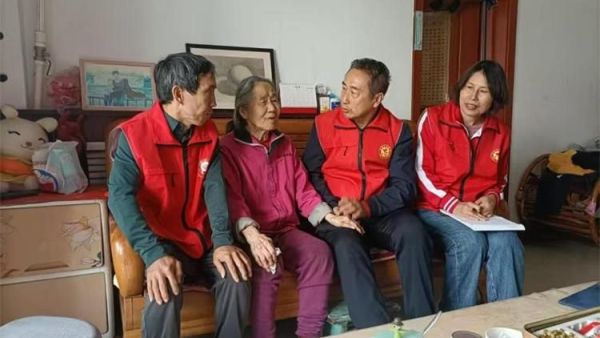 太原市杏花岭区杏花红志愿服务中心志愿者以“齿轮”之微光聚邻里互助之阳关爱独居空巢老人让他们老有所医老有所乐安享幸福晚年