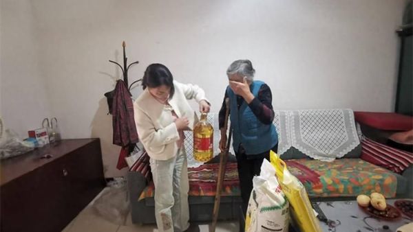 真情关怀暖人心社区 太原市平阳路街道滨东社区网格员曹译丹提着慰问品入户关怀重残独居老人