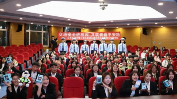 交通安全进校园共筑青春平安路 大同大学新闻与传媒学院举办了交通安全讲座本次讲座特别邀请到山西高速交警二支队的多位警官讲解交通安全知识