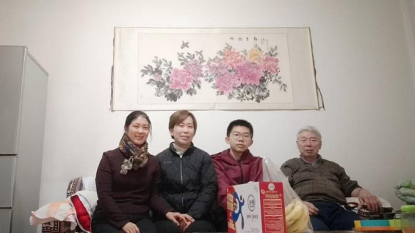 太原市烛光志愿者服务中心志愿者李林英和伙伴们一起去探望了独居的长辈