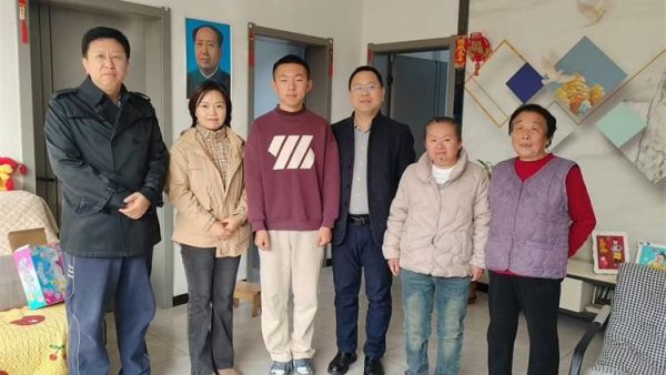 太原市乐乐助学团队前往交城县受助学生武玉清同学家中开展本学期的例行回访与帮扶工作捐助肆仟元助学金