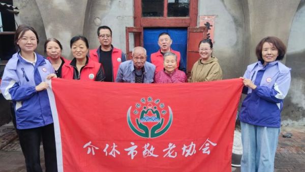 介休市敬老协会志愿者走进连福镇南王里村入户83岁特困老人田兆武老人家中为老人打扫室内外卫生做饭包饺子