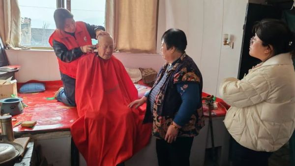 介休市敬老协会志愿者来到连福镇刘家山村入户97岁陆来广老人家中为老人上门理发