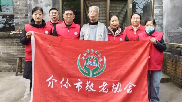 介休市敬老协会在连福镇刘家山村开展入户81岁特困老人武万䘵家为老人擦玻璃打扫室内外卫生做饭包饺子