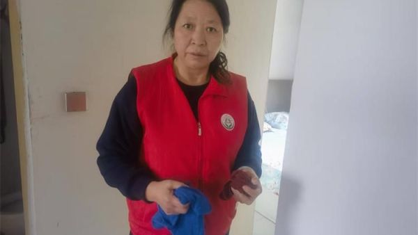 介休市敬老协会来到了介休市裕康嘉苑入户 84岁特困老人段冲浪家为老人打扫室内外卫生做饭包饺子