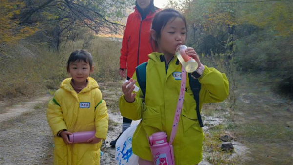 太原市儿童友好促进会儿童义工团的第一次的龙山净山记徒步净山带走垃圾为我们十五个孩子点赞