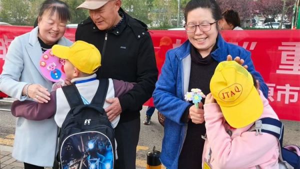 最深的爱给最“敬”的您----太原市实验八小重阳节主题活动给爷爷奶奶一个重阳节的拥抱一个小小的礼物