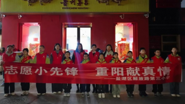 校社同心暖环卫爱心早餐传温情----运城市解放路第三小学的师生们参与到盐湖区志愿者协会爱心早餐中为坚守岗位的环卫工人送上一份份热乎的关怀