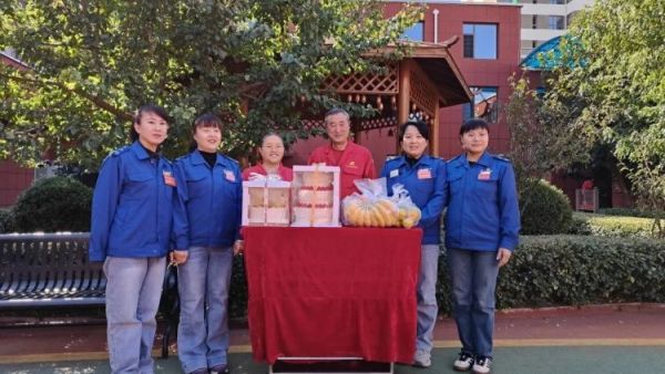 重阳暖夕阳公交情谊长 太原公交电车分公司四车队的优秀驾驶员带着满满的关怀与温暖走进了太原市比家美养老院为长者们送上了一份别样的节日祝福