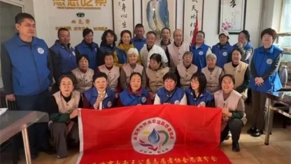 情暖重阳爱伴夕阳----长治市小雨点公益志愿者协会思源分会重阳节敬老活动走进长治市雨花斋二部通过帮厨理发表演节目等方式陪伴孤寡老人共度佳节