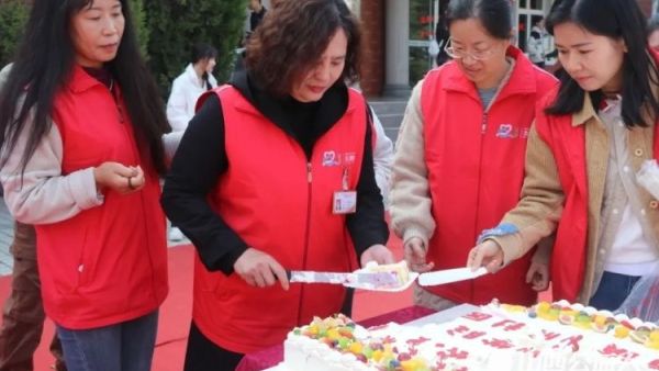 九九重阳节浓浓敬老情 盐湖区志愿者协会带领志愿者在仁德养护院敬老服务活动演节目唠家常吃蛋糕