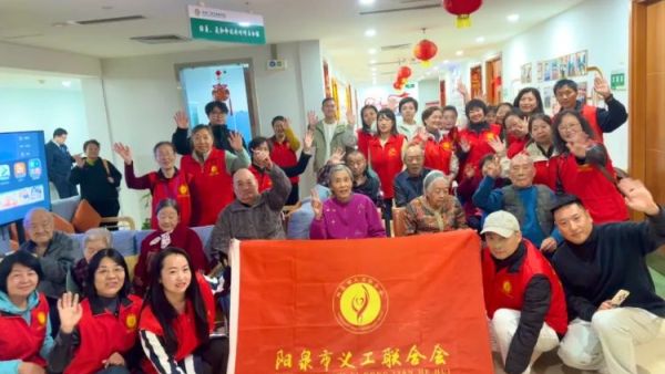 银杏树下爱在重阳 阳泉义工联合会与御康社区联合举办一场充满爱与欢乐的相聚为老人们送上了美好的节日祝福