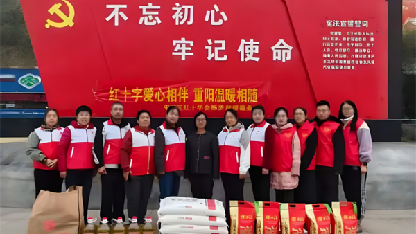 屯留区红十字会赈济救援服务队前往社区和乡镇开展重阳慰问暖人心活动为老人们带去了物质上的帮助