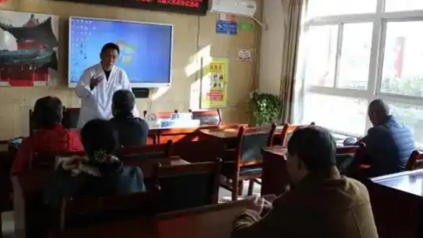 世界男性健康日来自太原国翠堂中医综合诊所的宋大夫为居民公益义诊走进滨东社区