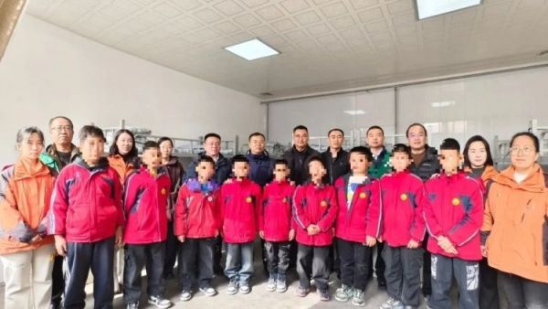 汇爱成溪·星辰计划 交城县成溪社会工作服务中心联合江苏省爱德基金会发起的“星辰计划”点亮这—束光是成溪社工把孩子想要的精准送到手边的牵挂