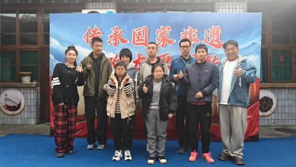 感谢太原著名剪纸传承人王银凤为安健儿农场学员培训剪纸工艺并且带农场心青年到刘家堡敲牛皮小堂鼓