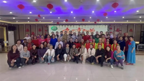 重阳情暖童声雅韵满院香 志愿者们走进太原市比家美养老连锁机构的三家分部为老人们送上了重阳节的祝福