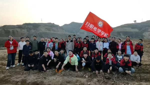 重阳登高刨土豆 古交市月明希望学校组织学生参加刨土豆义务劳动此次劳动实践不仅是一次体力的考验更是一场心灵的洗礼