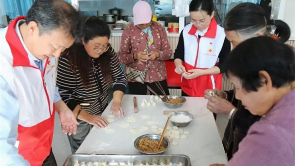 山西省红十字会赴娄烦县向阳村帮扶点开展博爱在晋敬老爱老党员志愿服务活动为当地老年群体送上节日关怀与温暖