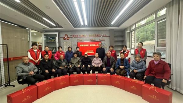 太原市杏花岭区杏花红志愿服务中心开展暖被送温情重阳敬老人慰问活动为80岁以上高龄老人送去罗莱棉被