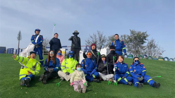 崛围拾光·为山净颜 山西蓝天救援队组织队员在太原市崛围山步道捡拾垃圾就为了让这条步道能干干净净地躺在这山里