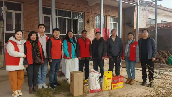 情暖十一月爱心传递 长治圆梦公益志愿者来到长治市武乡县大坪村为残疾老人送去米面油面片方便面现金等生活物资将滴滴爱心汇聚让受助家庭感受到来自社会的温暖与关怀