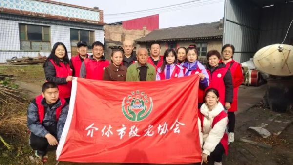 介休市敬老协会组织志愿者走进义安镇白家堡村入户83岁特困博万善老人家为老人料理家务理发包饺子