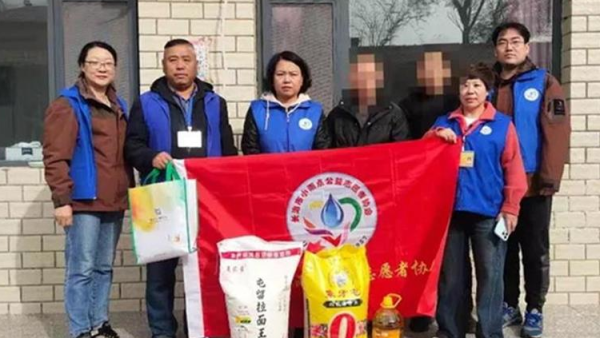 安宁疗护关愛生命 长治市小雨点公益志愿者协会安宁疗护分会的志愿者看望长子县碾张乡的付女士捐赠了部分現金送去了一些力所能及的物品