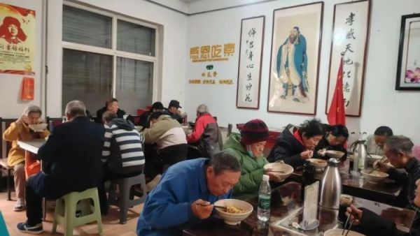 长治市小雨点公益志愿者协会思源分会会长王新丽得到雨花斋二部因故计划暂停供餐的消息后立即组织起一支包含临时替补大厨在内的志愿队伍按时恢复供餐