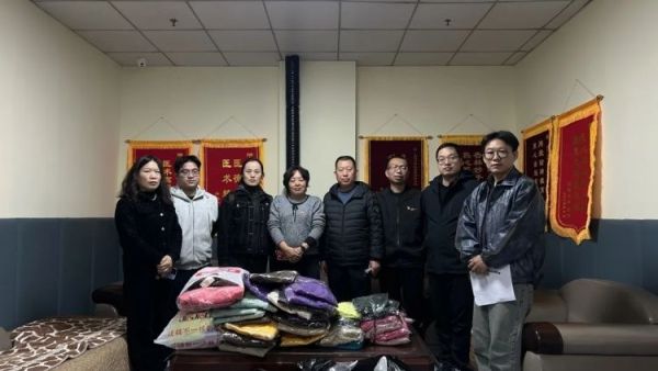 晋中市太谷区心连心志愿者协会党支部开展寒冬送温暖主题党日活动看望北洸村的孤儿和苏洋儿童康复中心的特殊儿童捐赠生活物资