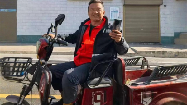 爱心善举暖人心——长治市最美残疾人李素春向长治市雨花斋二部捐赠四大袋面粉和四大桶食用油用于免费午餐