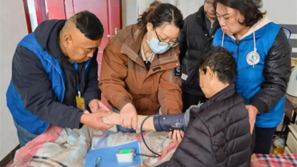 长治市人民医院宁养院与小雨点公益志愿者协会共同开展了上门爱心探访活动为一名身处多重困境的晚期癌症患者及其家庭送去了急需的生活物资与心理支持