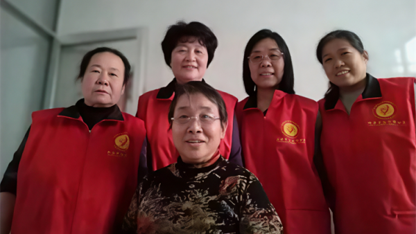 阳泉市义工联合会2025年10月组织义工参加幸福家园敬老服务帮助生活困难老人解决生活上的实际问题