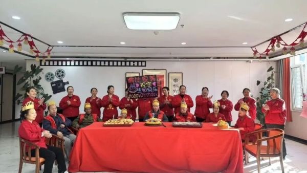 温暖相伴岁月长情 太原市杏花岭区比家美慈爱养护院11月集体生日暖心时刻用最朴实的仪式感为院内寿星们编织了一场温馨记忆