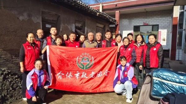 介休市敬老协会在张兰镇田堡村入户85岁特困王友庆老人家中为老人擦玻璃打扫室内外卫生理发洗漱剪指甲做饭包饺子