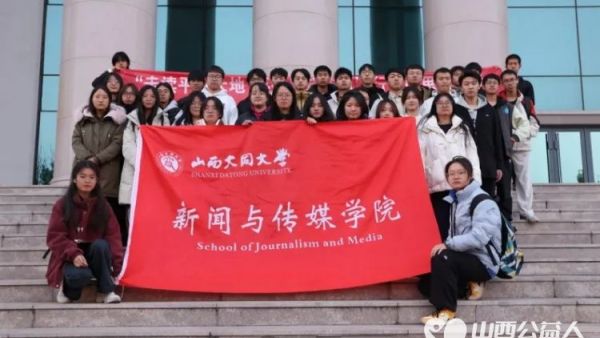 行走的思政 | 大同大学25级数字媒体技术三班的同学们走进马克思主义学院迎来了一堂行走的思政课