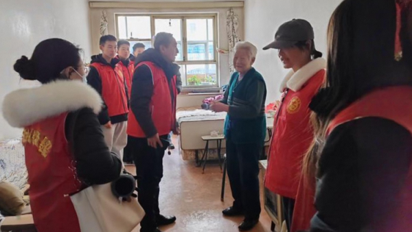 太原杏花岭区杏花红志愿服务中心开展“亮亮行动”关爱孤寡老人慰问团队更让困难群众感受到了社会的温暖与关怀