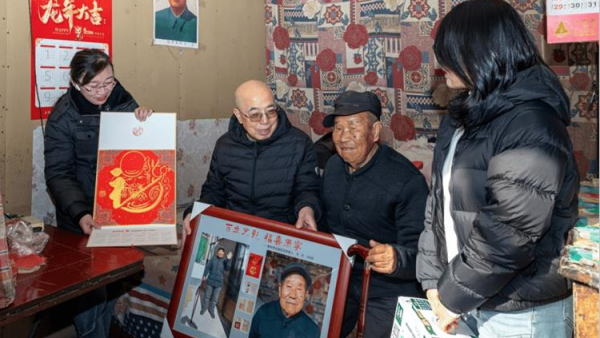 情暖百岁光影传爱‖晋中市太谷区心连心志愿者协会与区摄影家协会组织志愿者走访慰问百岁老人倾情捐赠爱心慰问品用镜头定格幸福瞬间记录生活点滴