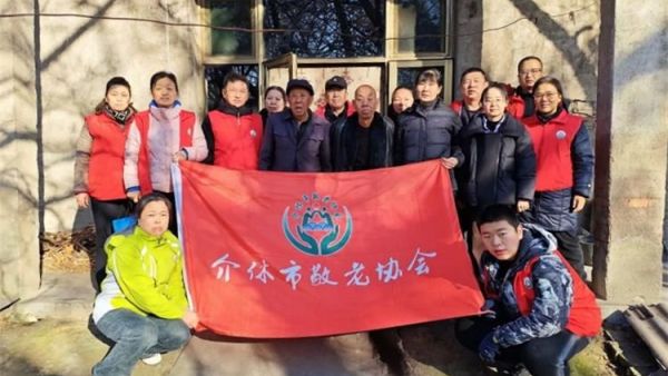 介休市敬老协会组织志愿者在连福镇东湖龙村入户85岁特困马成保老人家中为老人打扫室内外卫生理发做饭包饺子