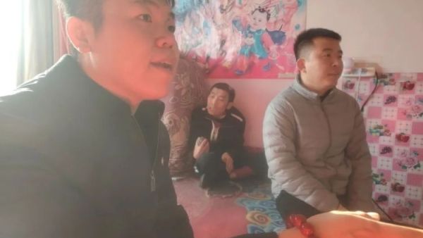 浑源县开展暖冬行动让爱随行志愿服务活动 浑源县残联县民政局县残志协深入蔡村镇白道村开展志愿服务活动走访了马某某等三户特困家庭送去了米面油牛奶等生活物资