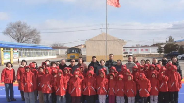 情暖校园爱心助学----九三学社大同市委会带着对乡村少年儿童的真挚关爱向云州区杜庄乡落阵营中心校42名学子捐赠冬季校服