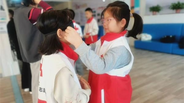 山西省红十字志愿中心组织红十字小小宣讲员亲子学习让我们身上充满闪闪发光的优秀品德