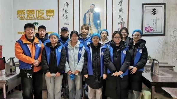 可爱的雨点----长治市小雨点公益志愿者协会来隆福饭店免费素食餐厅（原雨花斋二部）免费理发免费供餐