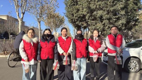 长治市武乡县丰州镇太东社区12·5国际志愿者日“志愿暖冬，爱满太东”系列活动为辖区特殊群体与户外劳动者送去冬日关怀