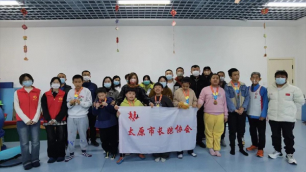 汇聚志愿力量共建美好社会----太原市长跑协会开展关爱孤独症儿童志愿服务活动走进万柏林区灵星孤独症孩子学校为孩子们带去了精心准备的慰问物资