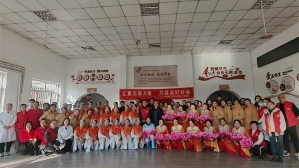 寿阳县卡卡公益组织志愿者开展公益服务有文艺展演也有理发按摩中医理疗守护身体健康全方位为社区居民送上贴心关怀