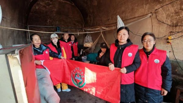 介休市敬老协会志愿者在义安镇沙堡村入户87岁特困曹恩明老人家中为老人打扫室内外卫生、理发洗漱剪指甲、做饭包饺子