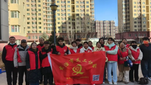 志愿者日暖心慰问 长治市义工协会的志愿者们携手潞州区潞才社区为辛勤工作的公交司机们送去了厚厚的棉手套和八宝粥传递着关怀与敬意